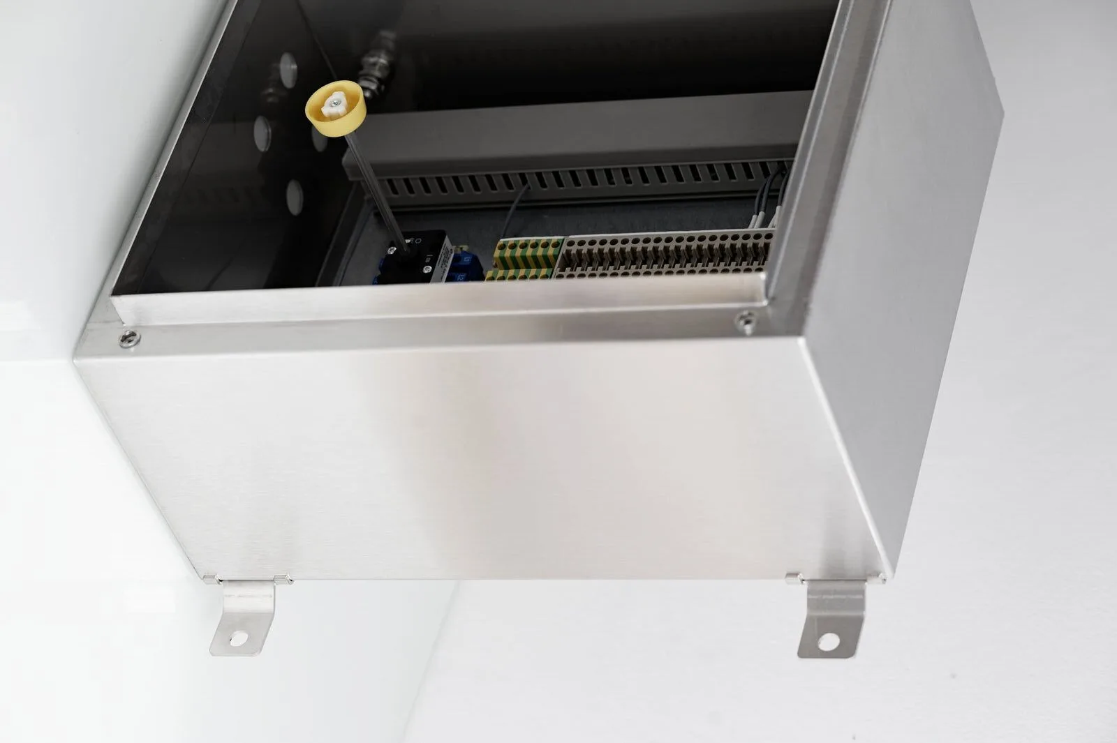 Zone 22 control panel · 2 × pushbutton + isolator · Ex e